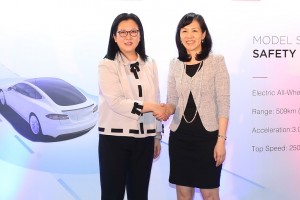 Fiona Shiu, General Manager of Pacific Place (right), together with Isabel Fan, Regional Director of Tesla Hong Kong and Macau, unveiled the pop-up of Model S Update