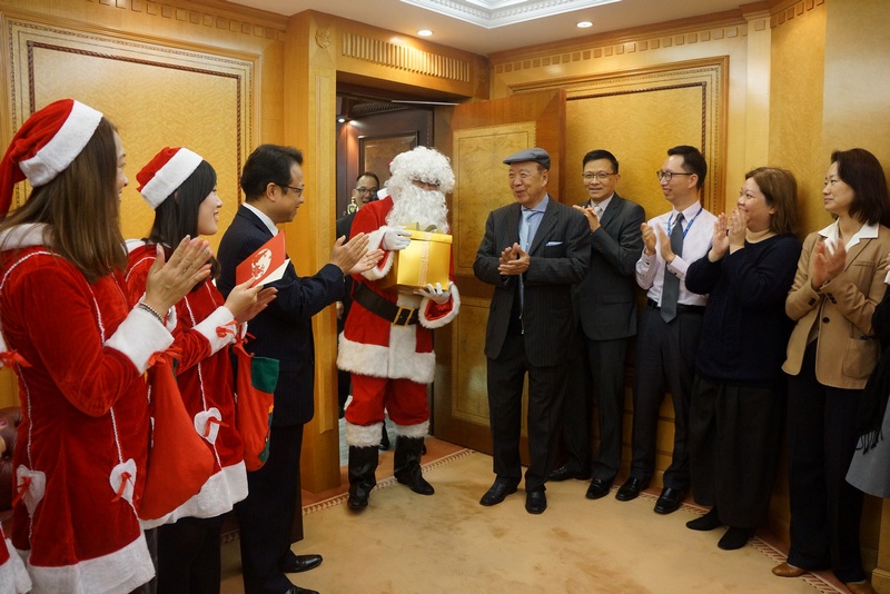 Photo 1_Santa and Dr Lui