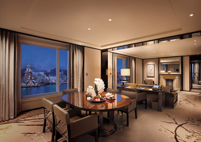 Grand Deluxe Harbour View Suite Night