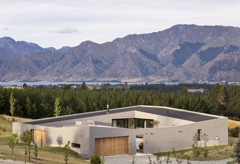 Lake Hawea Courtyard House by Glamuzina Paterson Architects